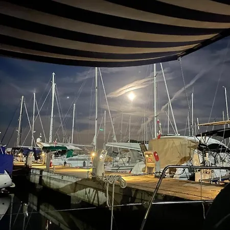 Tims Hotel en barco Aprilia Marittima
